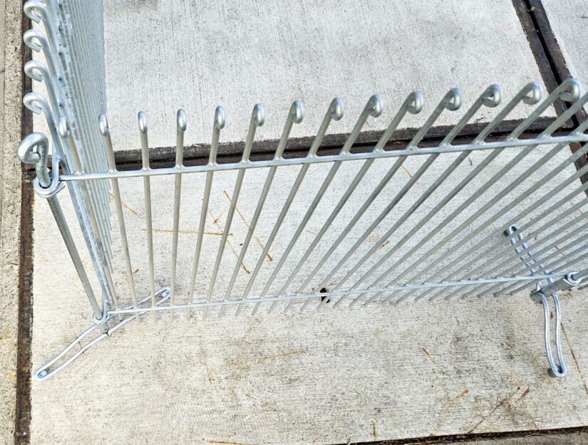 Standfüße engmaschig aus Rundstahl verzinkt (nicht rostend).