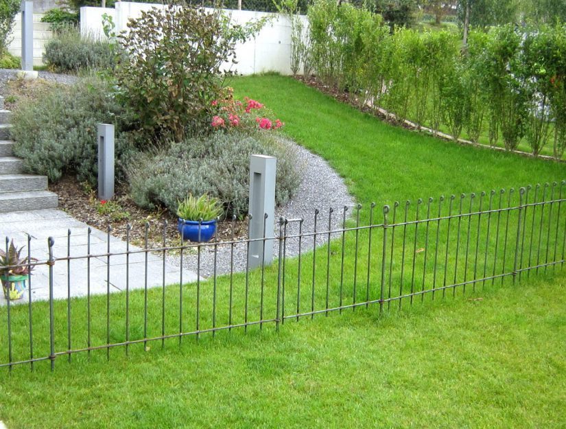 Séparation dans le jardin avec la clôture pour chien.