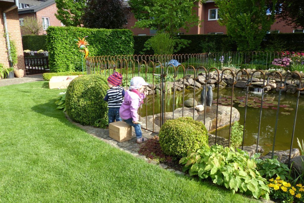 Der Zaun um den Teich ist ein sehr schönes Element melabel® clôtures