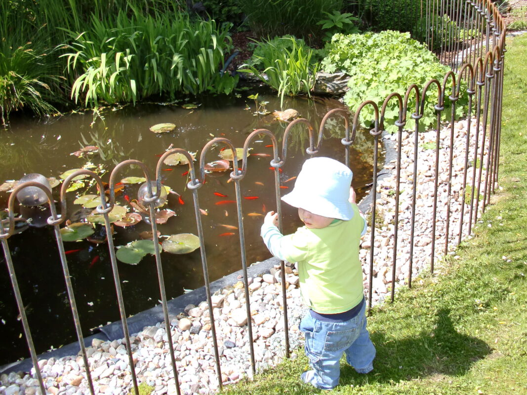 Montage is heel eenvoudig. De individuele staven worden eenvoudig in elkaar gestoken.