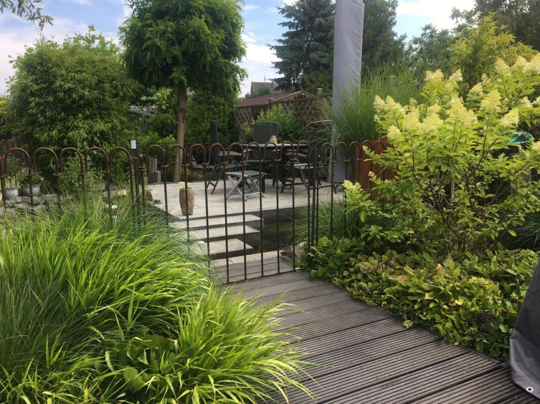 Teichzaun aus rostigem Eisen Steg mit Tür