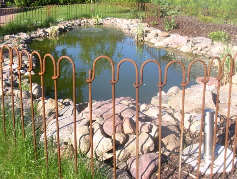 Clôture d'étang construite en cercle, la crosse finale se termine avant le point de départ de la clôture.
