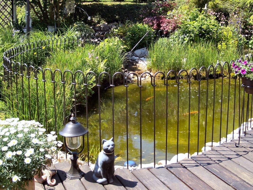 De mobiele vijverafrastering voorkomt dat kinderen en honden in de vijver komen.