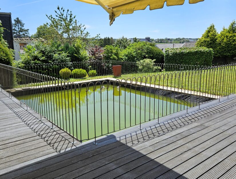 Eléments de terrasse sur le bord d'un étang de baignade.