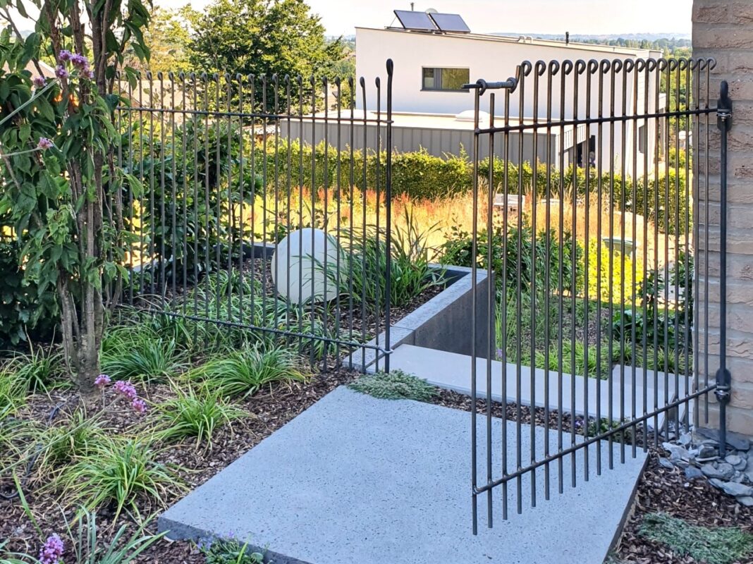 An der Wand befestigte Tür (engmaschig-115-roh) mit Wandhalterung.