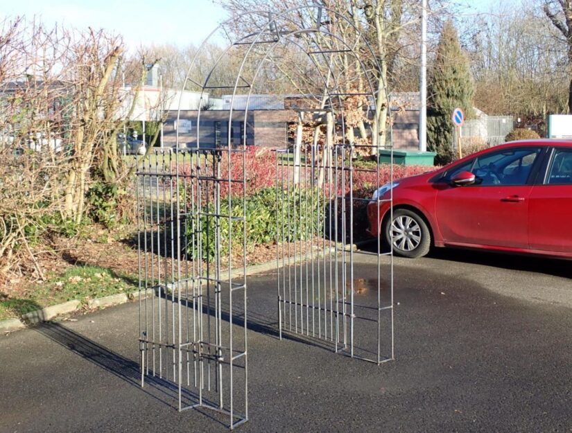 Beide poortvleugels zijn geopend.