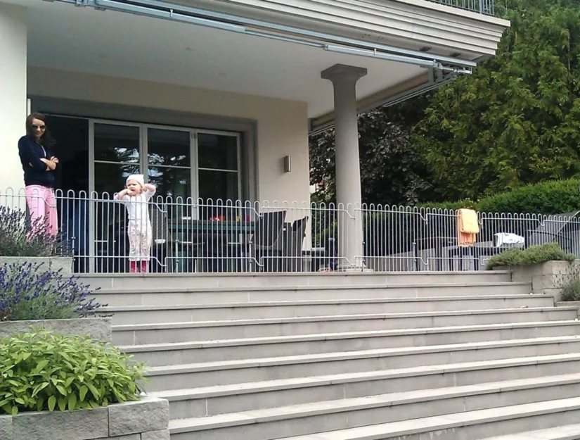 Omheining rond een bloembed, ter plaatse door de klant op maat gebogen.