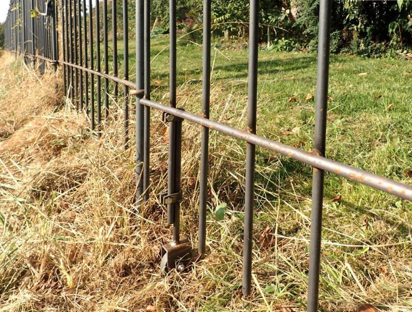 Bodenrolle als Abstützung auf einer Wiese bei einer 145 cm hohen Tür.