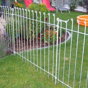 Clôture galvanisée pour chiens avec porte intermédiaire dans le jardin.