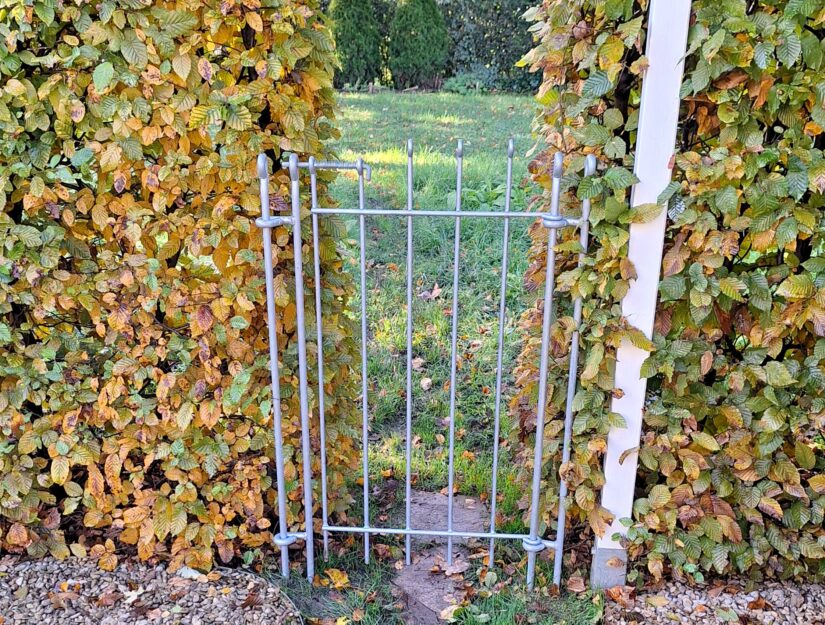 Das Loch in der Hecke wurde mit einem 55 cm breiten Tor und zwei Sonderpfosten verschlossen.