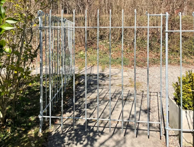 115 cm hoge gegalvaniseerde metalen deur voor een Zwitserse voortuin.