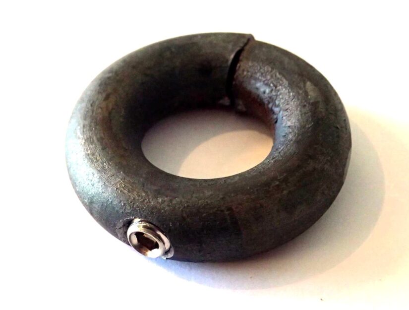 Der Ring wird mit einer M6 Madenschraube an den Verbindungsstab (Ø 1,6 cm) geklemmt.