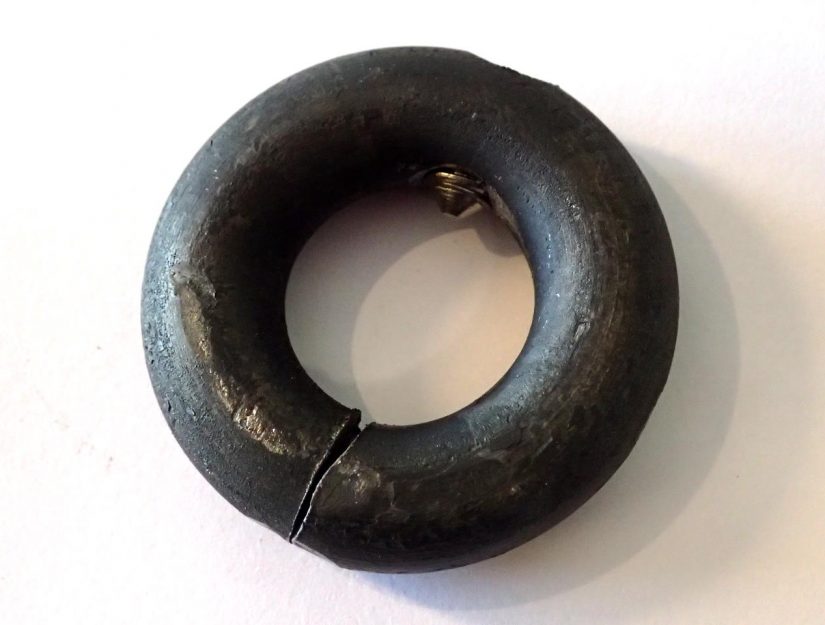Der Ring ist aus Ø 1,0 cm massivem Rundstahl und wird an den Verbindungsstab (Ø 1,6 cm) geklemmt.