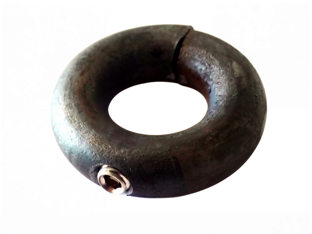 Der Ring wird mit einer M6 Madenschraube an den Verbindungsstab (Ø 1,6 cm) geklemmt.