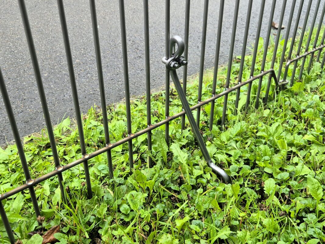 De verstevigingssteun kan ook aan de 0,8 cm dikke staven van het ‘rabbit’-hek worden vastgeklemd.