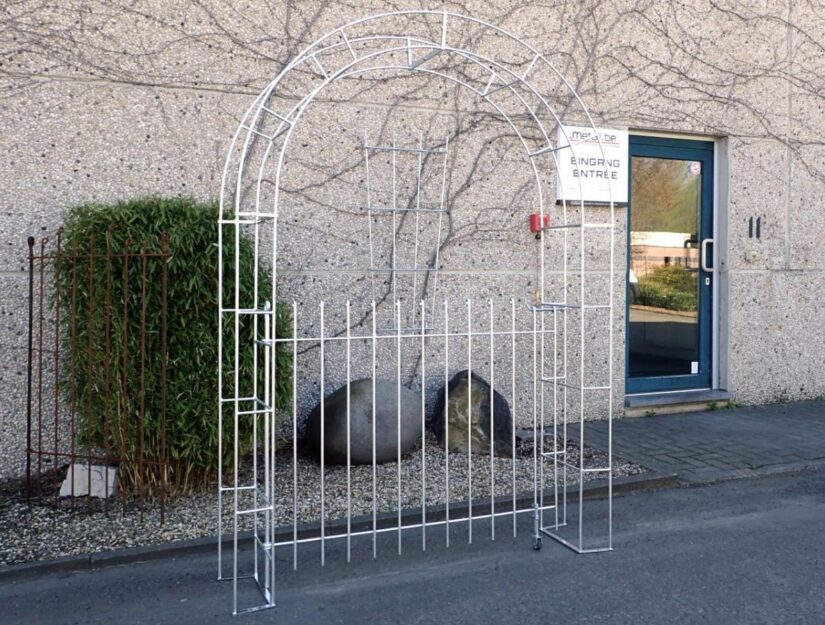 Rozenboog met een deur, verzinkt, 115 cm hoog.