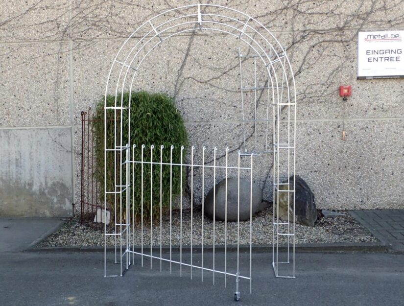 Rozenboog met licht geopende deur, verzinkt, 115 cm hoog.