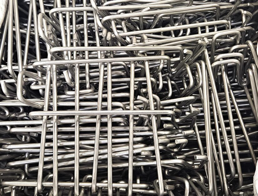 Quelques supports pour bottes après le processus de pliage en production.