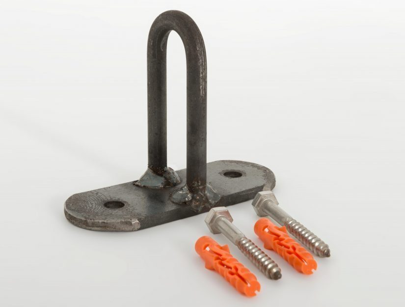 Zwei Schlüsselschrauben aus Edelstahl 0,6 x 5 cm und zwei Nylondübel Ø 0,8 cm werden mitgeliefert. 