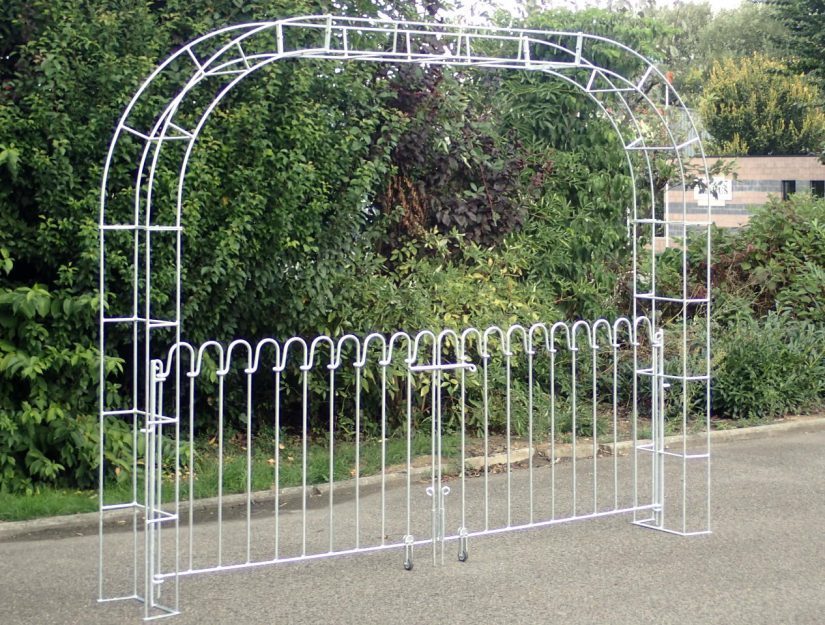 Arche de jardin de 256 cm de large et porte à double battant galvanisée.