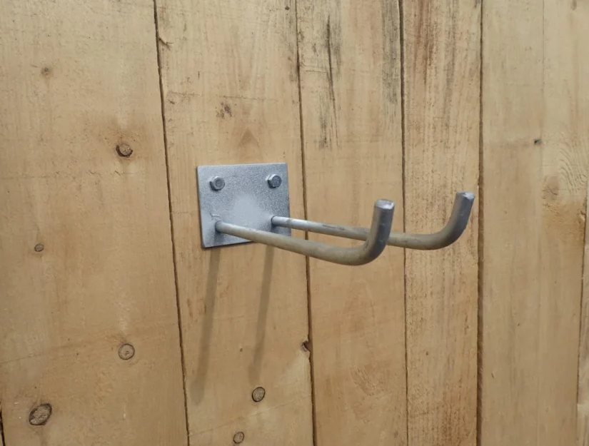 Eenvoudige bezemhouder om vast te schroeven, verzinkt.