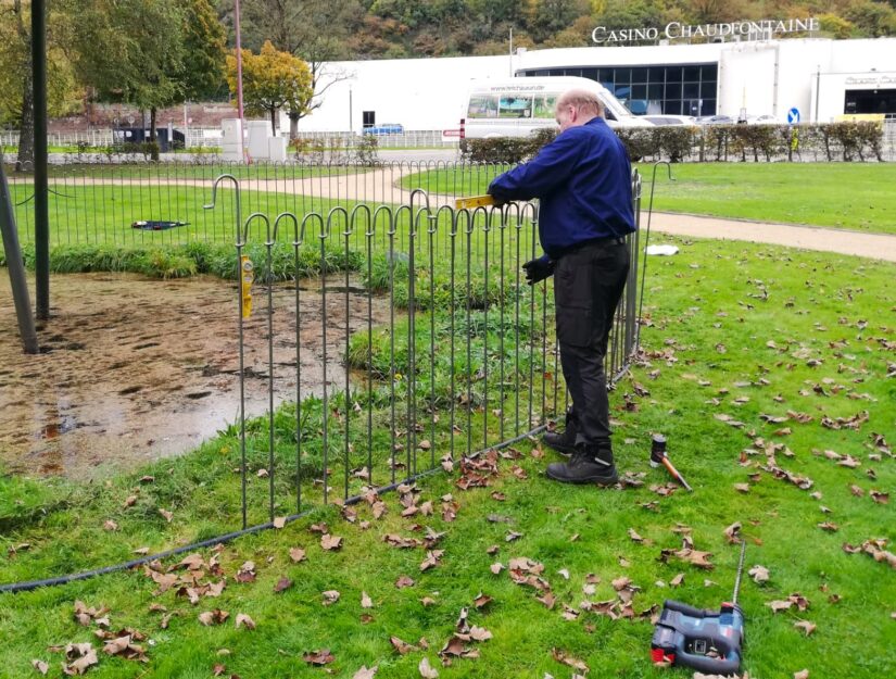 Montage eines Teichzaunes vor dem Casino in Chaudfontaine.