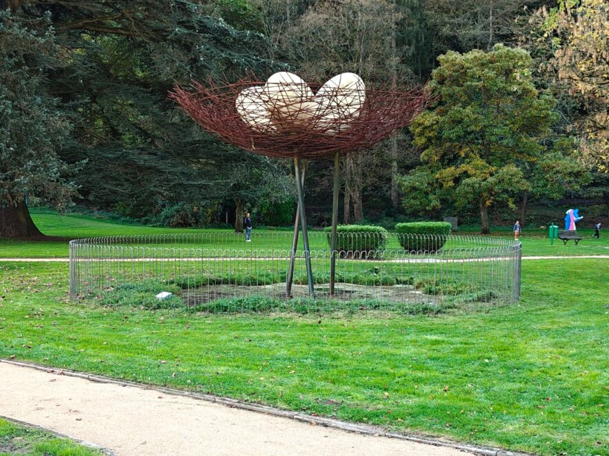 Clôture autour de l'œuvre Nid d'oiseau dans le parc municipal de Chaudfontaine