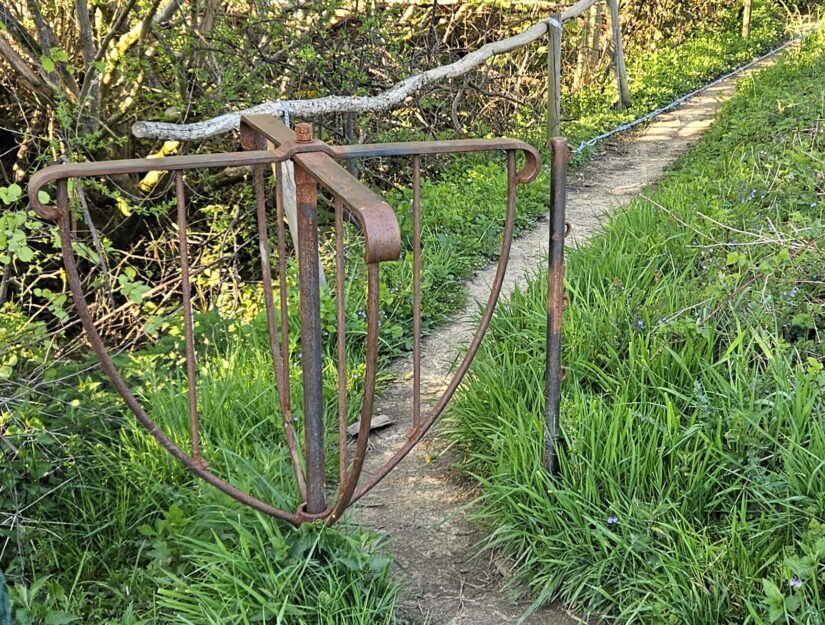 Passage de clôture randonneur : tourniquet robuste en acier comme passage sûr sur le chemin de randonnée.