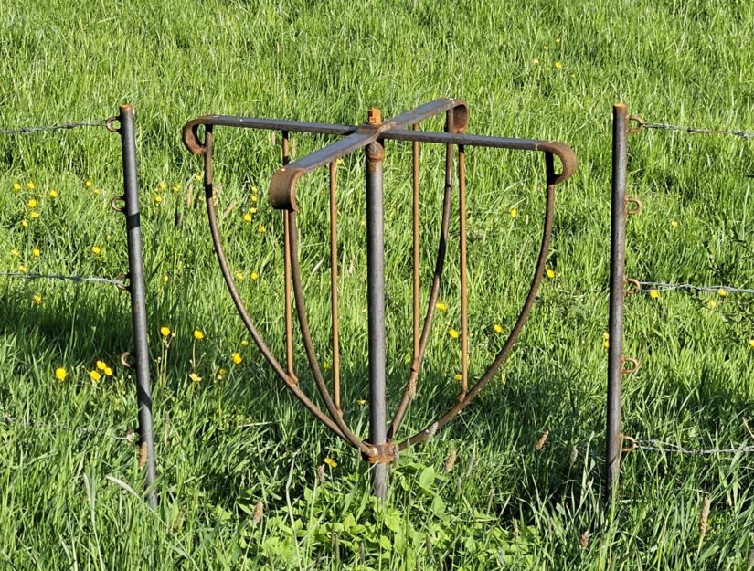 Deux semaines après le montage, le tourniquet commence à rouiller sur la prairie.