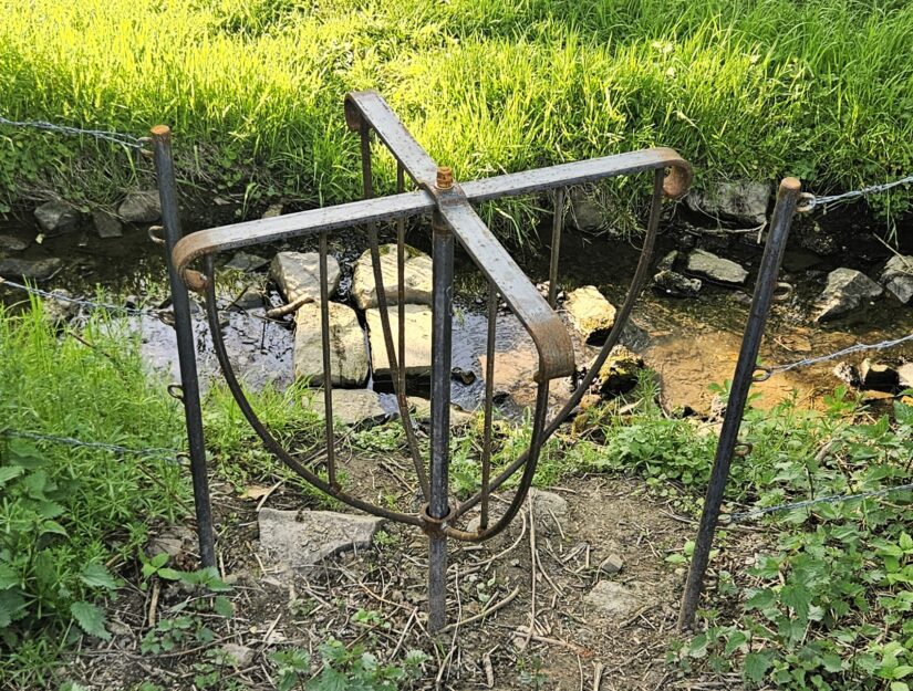 Tourniquet en acier résistant aux intempéries servant de passage de clôture sur le chemin de randonnée.