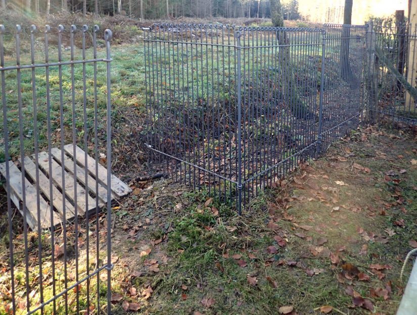 Offene Tür am 145 cm hohen Zaun, der hier am Waldrand als Wildschweinzaun eingesetzt wird.