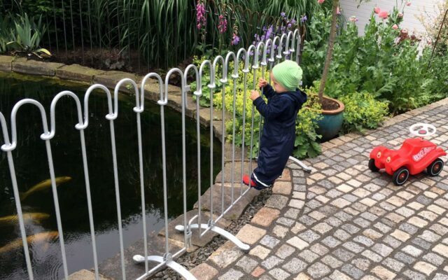 Est-ce qu’un petit enfant peut déplacer la clôture poolfix avec son poids ?