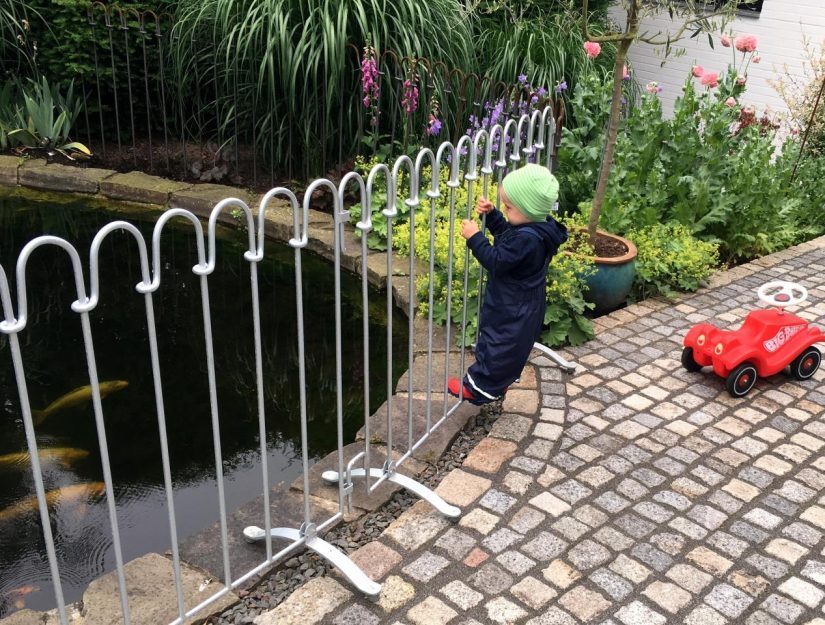 Das Kind kann nicht in den Teich gelangen und Sie können den Zaun auf Seite stellen.