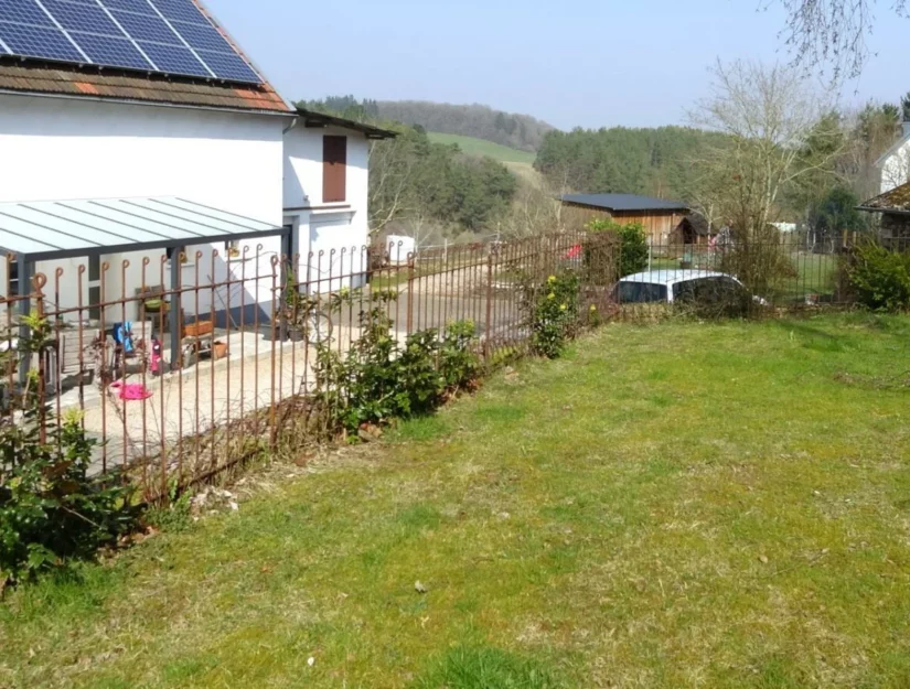 Roestig ijzeren hek voor een muurrichel op een boerderij.