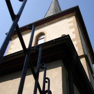 Der Zaun aus Eisen vor der alten Dorfkirche