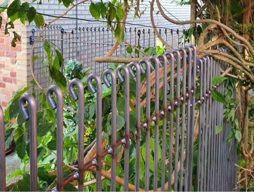 Clôture de jardin en fil d'acier de 10 mm à mailles étroites avec une porte de jardin.