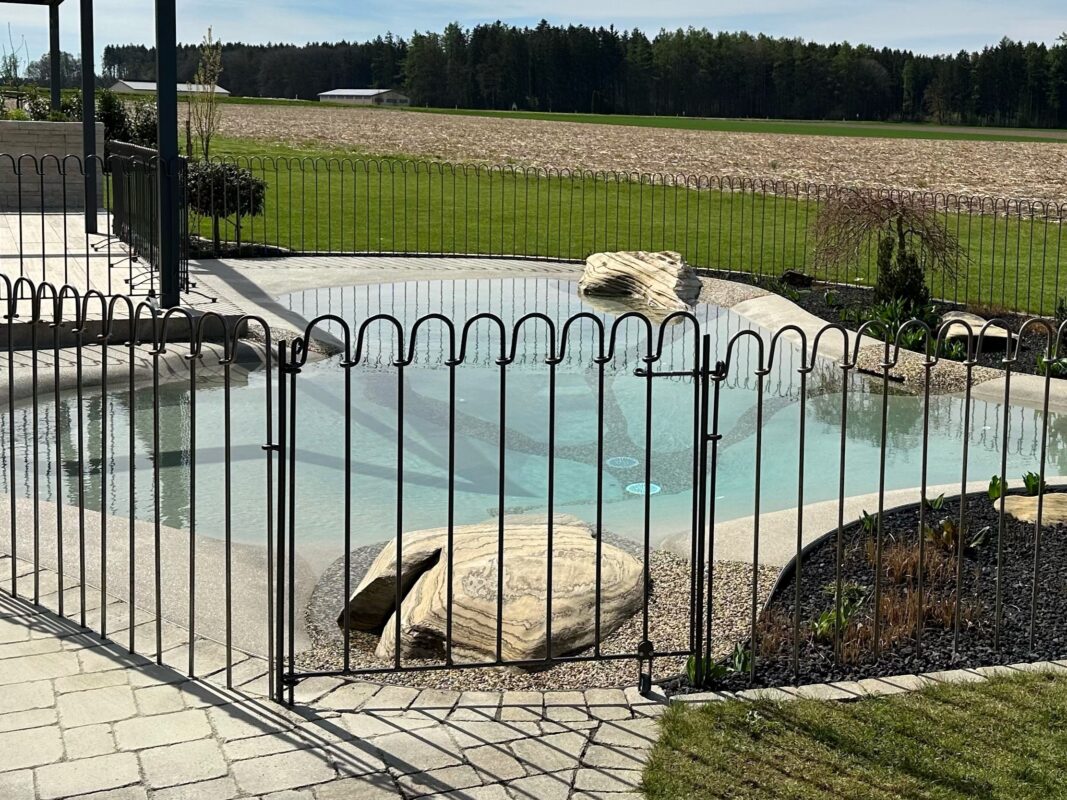 Het hek met de deur is door de klant zelf geschilderd.