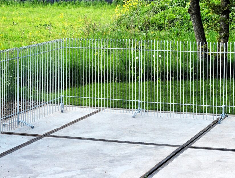 engmaschig-115 verzinkt (rostet nicht) mit Standfüßen.