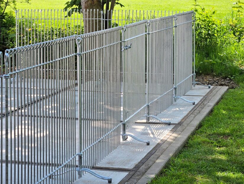 engmaschig-115 verzinkt (rostet nicht) mit Standfüßen.