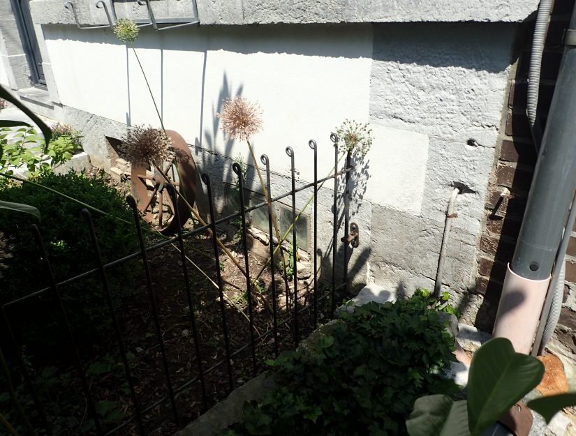 Der Wandhalter mit Klemmführung hält den Zaun wackelfrei an der Hausmauer.