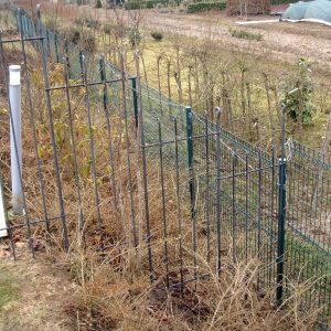 Zaun im starken Gefälle aufgebaut