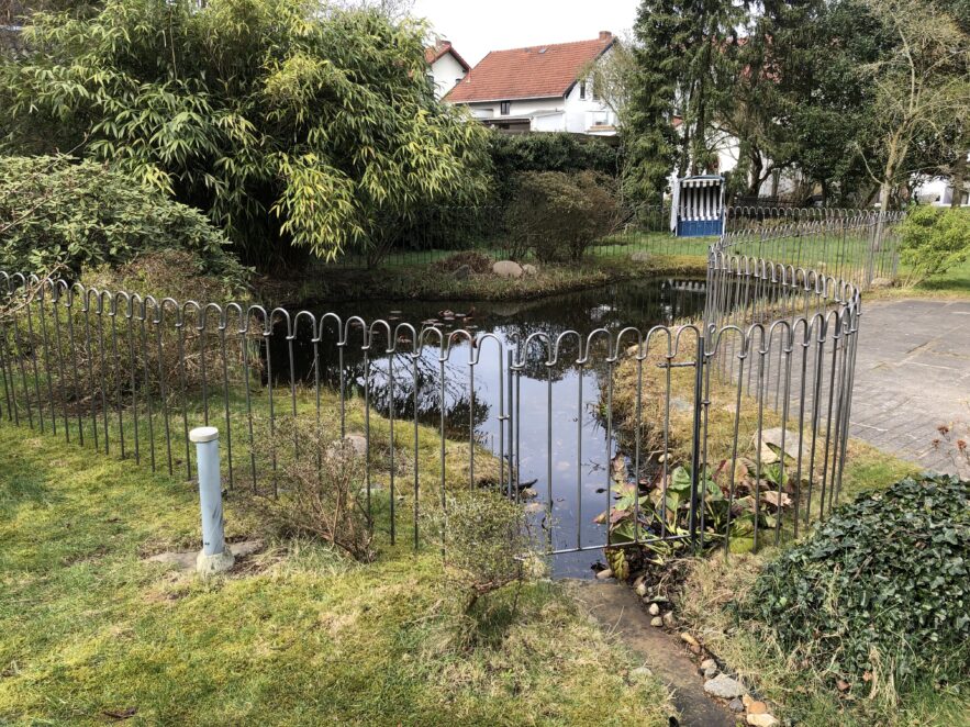 La porte de clôture d'étang de 94 cm de large se trouve au-dessus de l'entrée du ruisseau