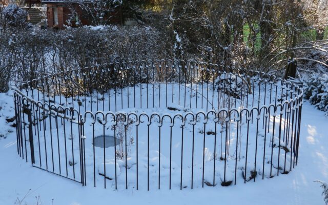 Gartenteich-Zaun im Winter bei Eis und Schnee