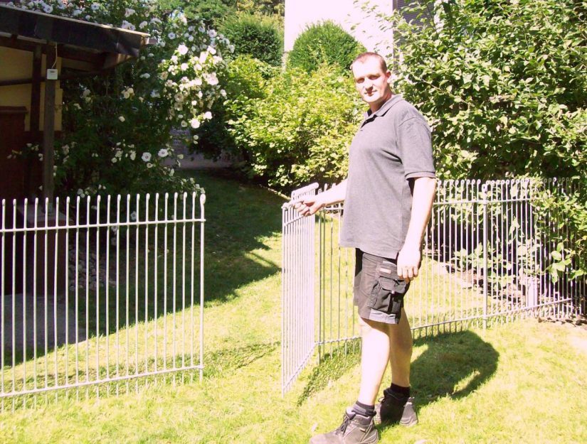 La clôture "engmaschig" galvanisé (ne rouille pas) avec porte.