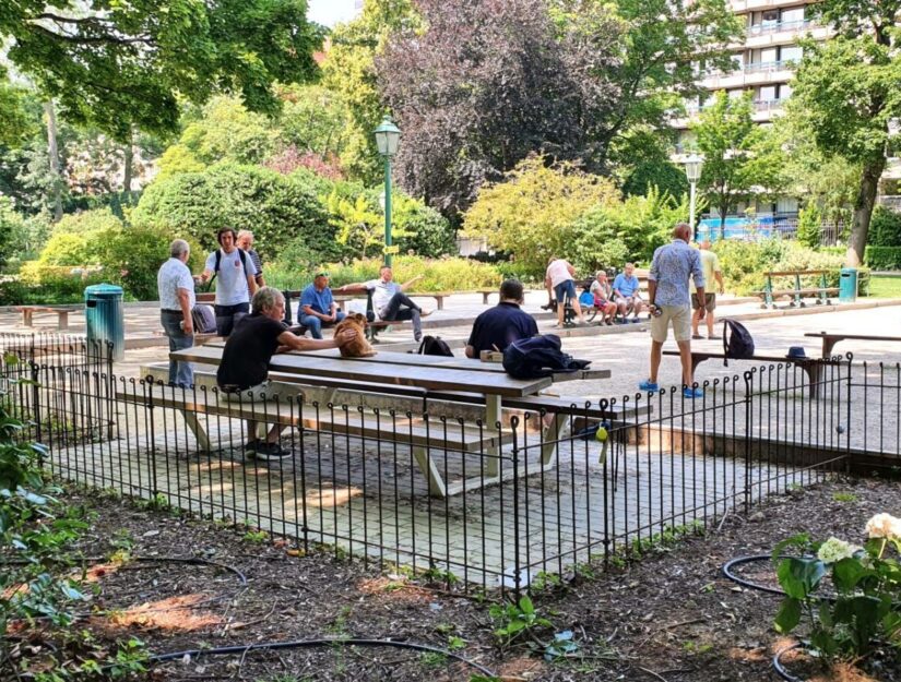 De jeu de boulesbaan in het park is omheind met een anno 80-stok.