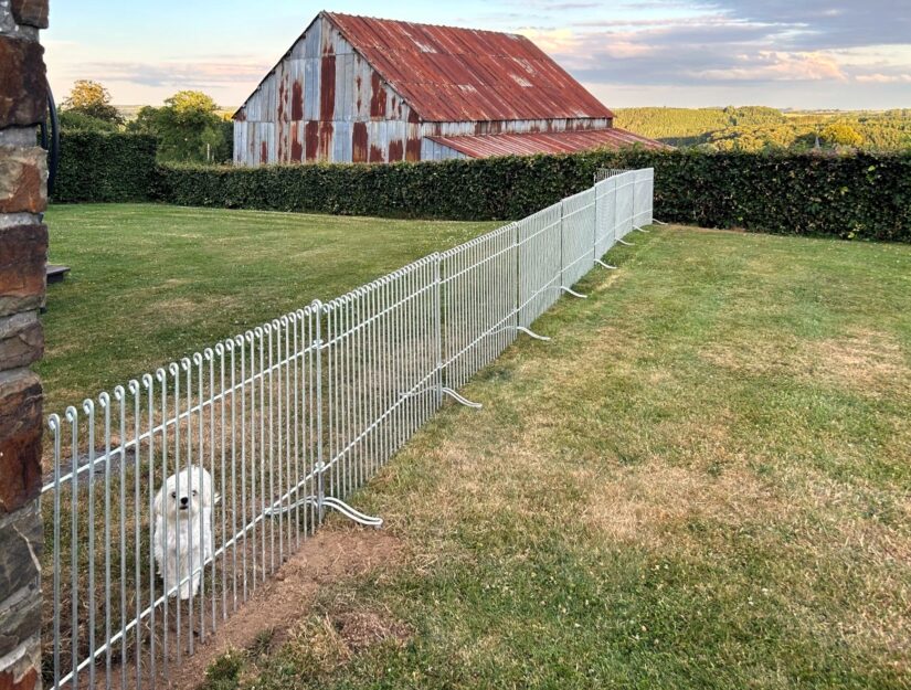 Omdat het hek op voetstukken staat, kan het worden verschoven om het gras te maaien.