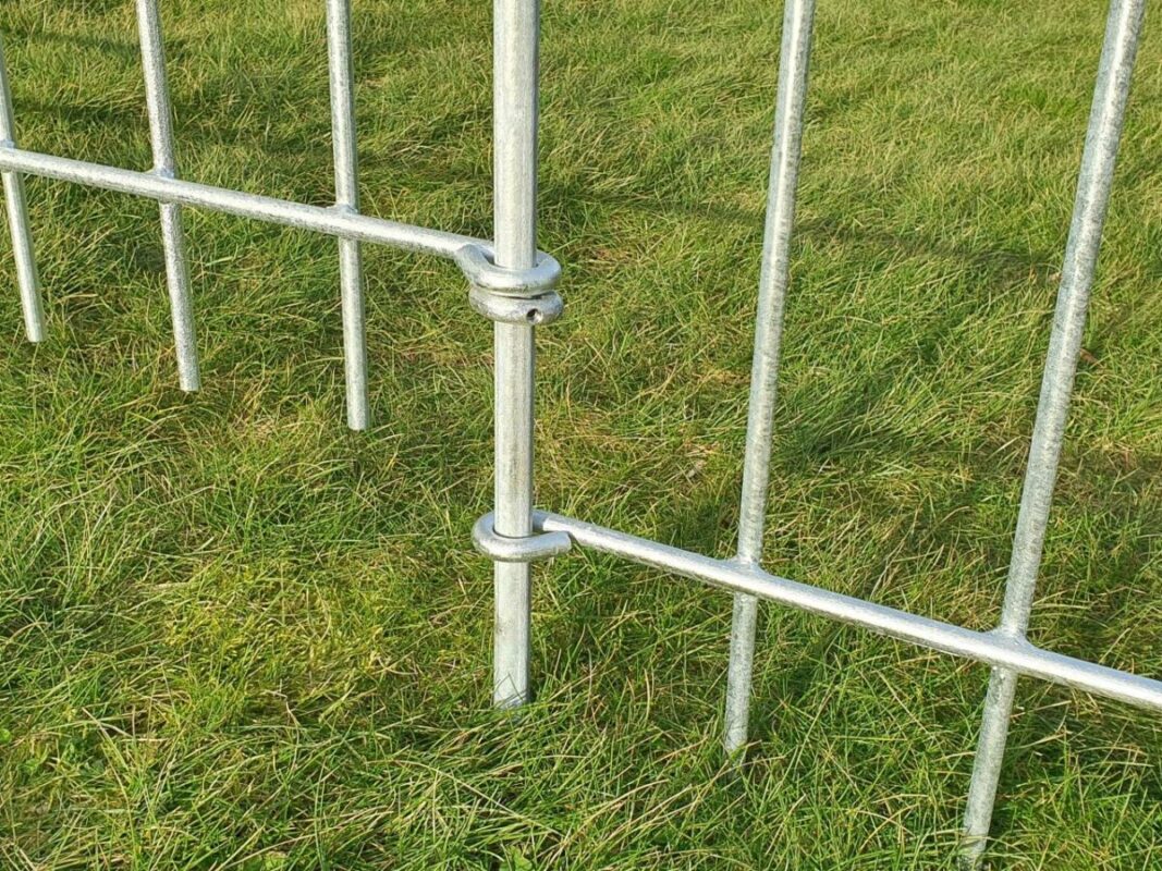 Steunring om vast te klemmen
Houdt het hek of de deur op de juiste hoogte!