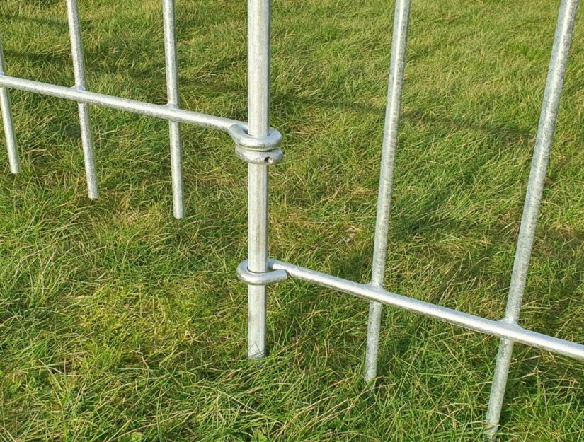 Een steunring is onder de deur op de verbindingsstang geklemd.