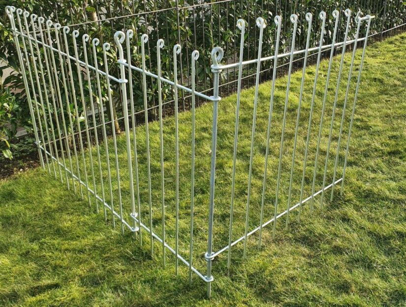 De poort wordt met twee ringen hoger gehouden.