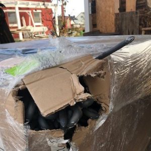Transportschaden: eine verbogene Stange ragt aus dem Paket